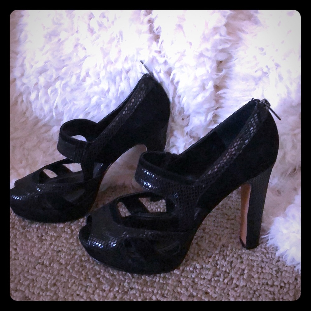 Black pumps